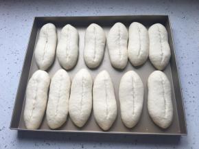 面团发到两倍大时取出，在面团中间划一刀