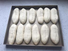 面团发到两倍大时取出，在面团中间划一刀