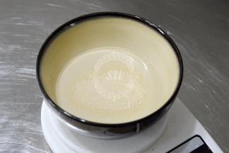 水+酵母 混合，建议先混合，酵母有时间可以慢慢苏醒恢复活性