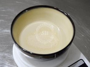 水+酵母 混合，建议先混合，酵母有时间可以慢慢苏醒恢复活性