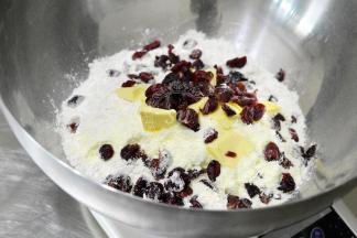 材料中其余部分混合，黄油切小块后加入。果干的量不建议额外加太多，加的多了的话面团不容易完全包裹住，等一下你会哭的