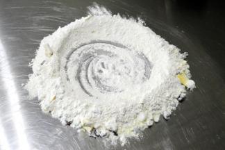 倒在操作台上，中间用手指画出一大圈，开窝