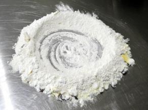 倒在操作台上，中间用手指画出一大圈，开窝