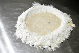 【步骤1】混合均匀后倒入中间开好的‘窝’中