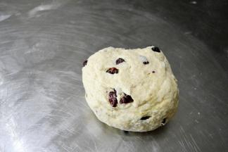 混合至如图状态，看不到干粉和黄油。所有材料混合充分时即可