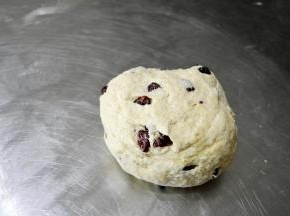混合至如图状态，看不到干粉和黄油。所有材料混合充分时即可