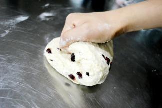 将面团滚起，然后转90°，拿住卷口处继续摔。大概重复【步骤8】和【步骤9】的动作 10次就可以了