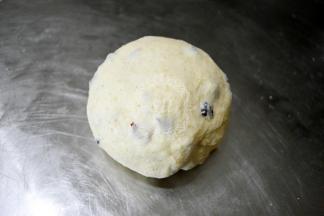 如图这样，果干都被面团包裹住。就可以了。不要摔面次数太多，否则面团的水分会流失掉