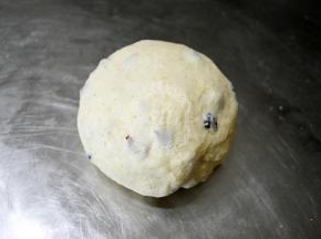 如图这样，果干都被面团包裹住。就可以了。不要摔面次数太多，否则面团的水分会流失掉