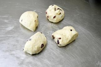 秤量后分割面团（我做的是2份的量，所以分成了4份）