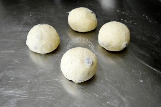 面团滚圆收紧，放入发酵箱，28℃进行一发（没有烤箱就蒙上保鲜膜室温吧）