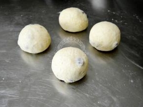 面团滚圆收紧，放入发酵箱，28℃进行一发（没有烤箱就蒙上保鲜膜室温吧）