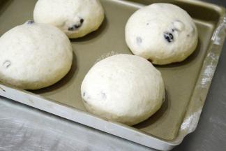 面团发至2~2.5倍大时取出