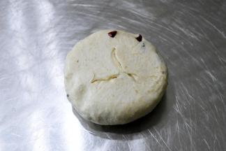 拿一个面团，翻面，轻拍排气。然后四周向中间叠起