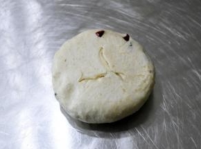 拿一个面团，翻面，轻拍排气。然后四周向中间叠起
