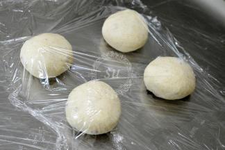 蒙上保鲜膜，室温下松弛20分钟