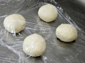 蒙上保鲜膜，室温下松弛20分钟