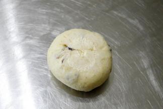拿出一个松弛好的面团，一定记得要翻面