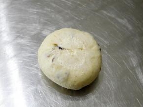 拿出一个松弛好的面团，一定记得要翻面