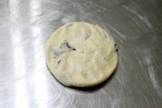 轻拍排气，四周向周围叠起，底口一定要捏紧。不然二发的时候你会发现开花啦~哈哈