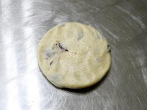 轻拍排气，四周向周围叠起，底口一定要捏紧。不然二发的时候你会发现开花啦~哈哈
