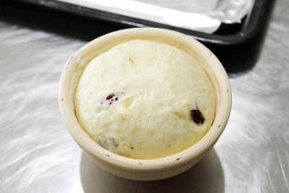 38℃进行二发，发至如图这样，快要涨满发酵藤篮的时候就可以了。烤箱190℃进行预热。