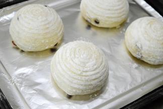 将面团倒扣在烤盘上