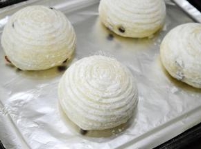 将面团倒扣在烤盘上