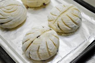 用锋利的刀割出你想要的花纹，随便割，看你的喜好来。不过花纹和花纹之间不要离得太近，不然会不好看的