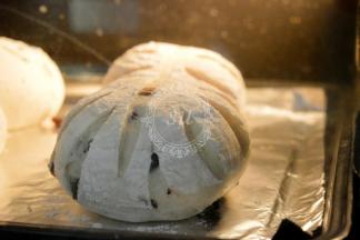 送入烤箱，中层。温度转180℃，烘烤30分钟 （烘烤时间以面包上色状态为准）