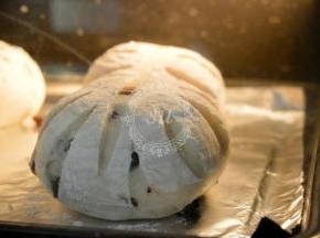 送入烤箱，中层。温度转180℃，烘烤30分钟 （烘烤时间以面包上色状态为准）