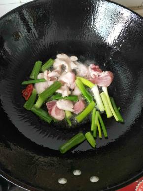 锅烧热放入少许油，加入肉，蒜，干辣椒，葱，翻炒