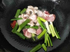 锅烧热放入少许油，加入肉，蒜，干辣椒，葱，翻炒