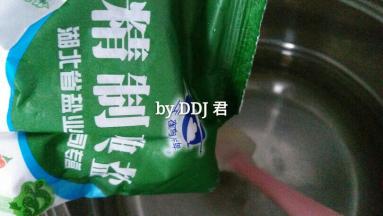 煮盐水，我是边煮边倒盐，小心别烫着了，我30个蛋用了一斤多盐。。不大会掌握量的话，就把盐水煮到饱和状态，就是放盐去水里不再融化