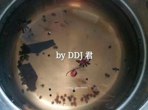 加花椒 八角 桂皮煮至盐水变色，冷却备用