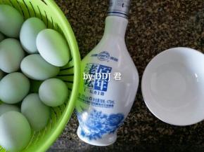 鸭蛋洗干净控干水份再操作，我是前一天晚上洗，第二天再制作