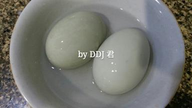 洗净控干水份的鸭蛋在酒里滚一圈，装酒的碗要干净无油无水