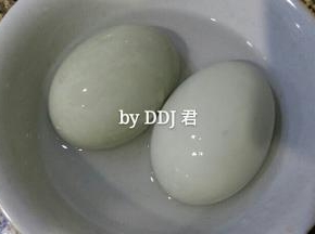 洗净控干水份的鸭蛋在酒里滚一圈，装酒的碗要干净无油无水