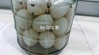 滚过酒的蛋放入消毒好的玻璃容器内，挨个放好后，倒入冷却的盐水，密封好放置一个月就可以啦。。中途把鸭蛋翻动一下，因为蛋都浮着在