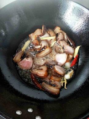 腊肉慢火逼出油，(颜色透亮)