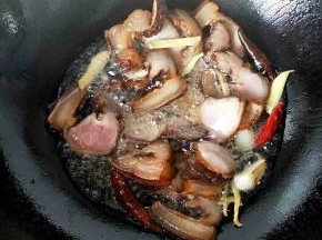 腊肉慢火逼出油，(颜色透亮)