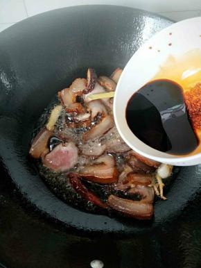 倒入调好的酱汁