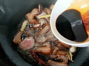 倒入调好的酱汁