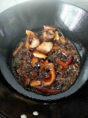 翻炒两分钟，酱汁裹满腊肉。