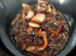 翻炒两分钟，酱汁裹满腊肉。