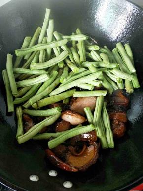 倒入豆角翻炒