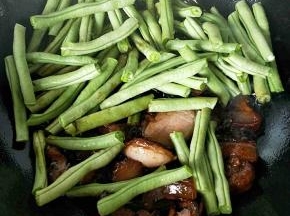 倒入豆角翻炒