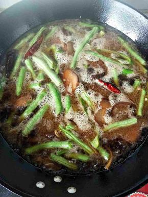 加入末过豆角的水，尝下味道。