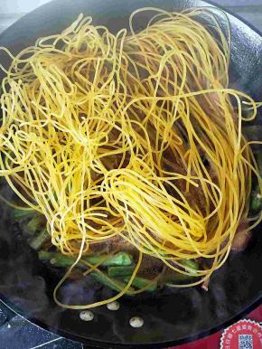 上面散散铺满钢丝面。