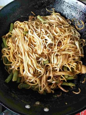 盖上锅盖，中小火，焖至水分收干，用筷子挑散，装盘。